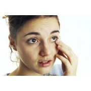 Из-за чего могут щипать глаза в контактных линзах?
